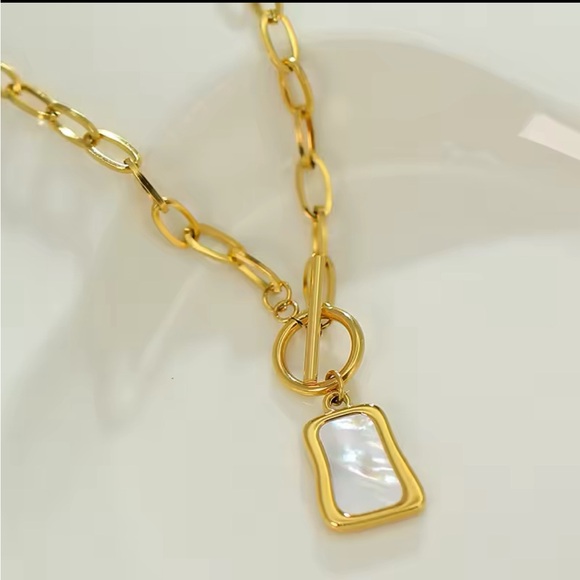 Gold plated stainless steel necklace with a mother of pearl pendant - Picture 5 of 9